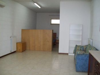 Loft open space parzialmente arredato