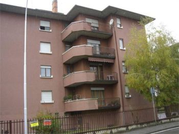 Bilocale con balcone e garage Suisio