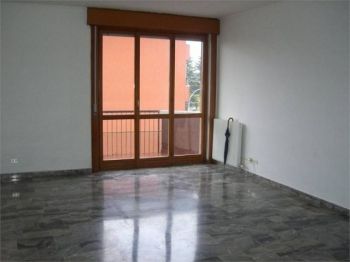 Bilocale con balcone e garage Suisio
