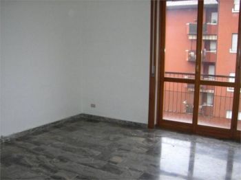 Bilocale con balcone e garage Suisio
