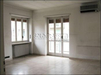 Appartamento con posto auto e balcone