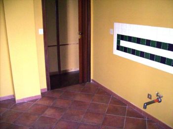Casa con balcone Statua