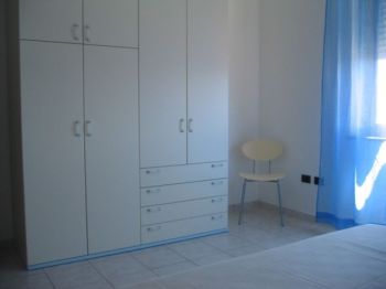 Cinque vani a 200 metri da scuole mm