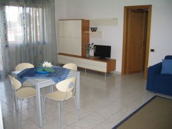 Cinque vani a 200 metri da scuole mm