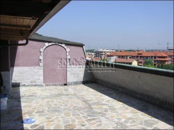 Casa con balcone e garage Rho