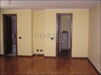 Casa con balcone e garage Rho