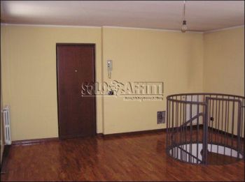 Casa con balcone e garage Rho
