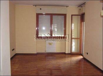 Casa con balcone e garage Rho