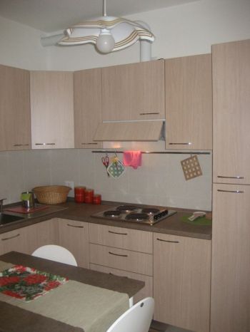 Monolocale completamente arredato e box - Cucina