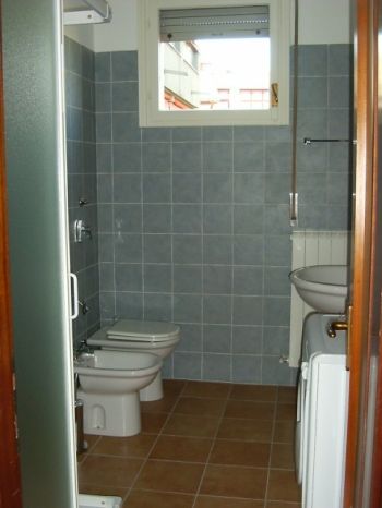 Ampio e nuovo monolocale arredato - Bagno