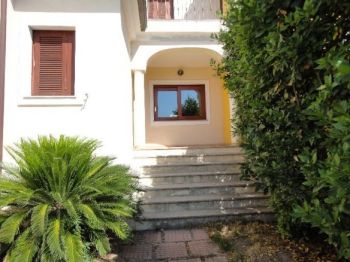 Villa a schiera con terrazzo e giardino