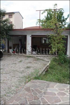 Villa con balcone e garage Sempione