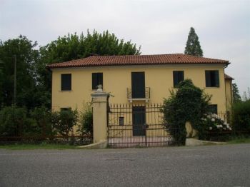 Villa singola con ampio scoperto privato - Facciata