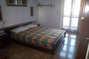 Ampio trilocale arredato - Camera da letto