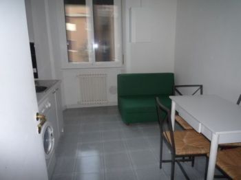 Monolocale arredato con balcone Milano