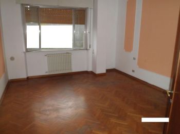 Ampio appartamento non ammobiliato