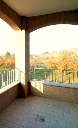 Appartamento con terrazzo Castello Di Serravalle