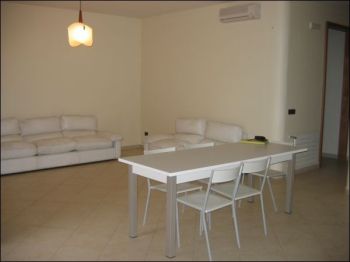 Villa a schiera arredata con garage