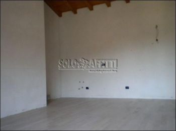 Trilocale con balcone e garage Curno