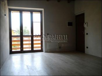 Trilocale con balcone e garage Curno