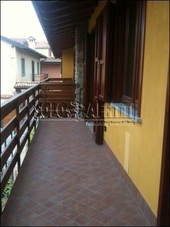 Trilocale con balcone e garage Curno