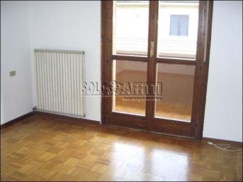 Appartamento con balcone e garage Calderara