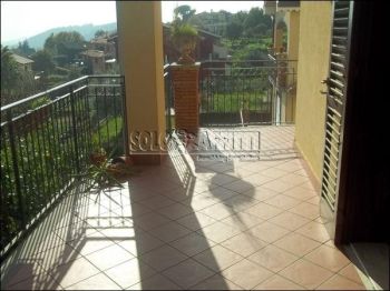 Villa a schiera con garage e terrazzo