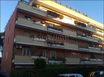 Trilocale arredato con balcone Ottavia