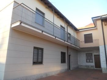 Casa con balcone Garbagnate Milanese