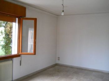 Appartamento con balcone e posto auto