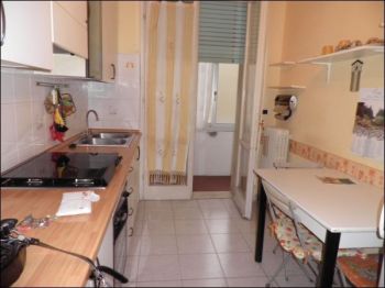Trilocale arredato con balcone Livorno