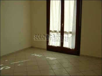 Appartamento con posto auto e balcone