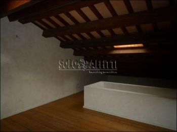 Casa con balcone Arco d'augusto