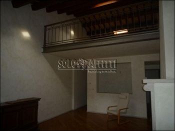 Casa con balcone Arco d'augusto