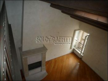 Casa con balcone Arco d'augusto
