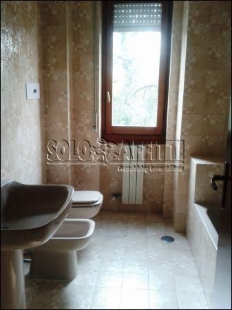 Trilocale con balcone e garage Paderno