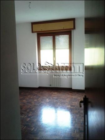 Trilocale con balcone e garage Paderno