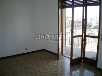 Appartamento con balcone Via galermo