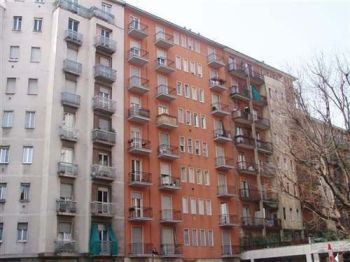 Trilocale arredato con balcone Milano
