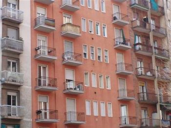 Trilocale arredato con balcone Milano