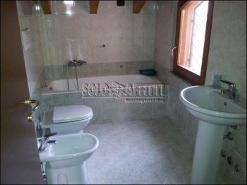 Trilocale con balcone e garage Zona corte grande