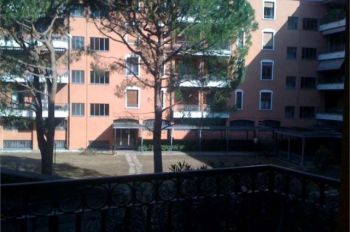 Trilocale con balcone e garage Como