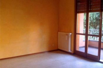 Trilocale con balcone e garage Como