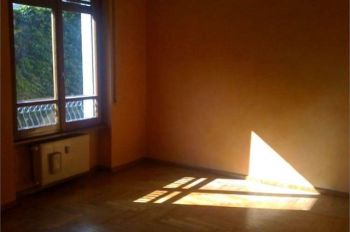 Trilocale con balcone e garage Como