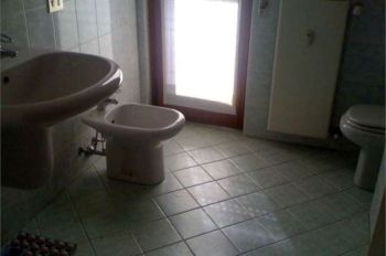 Trilocale con balcone e garage Como