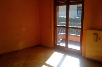 Trilocale con balcone e garage Como