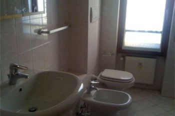 Trilocale con balcone e garage Como