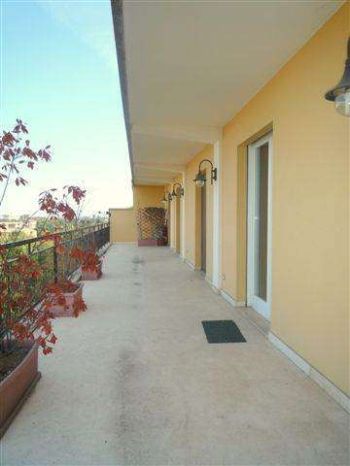 Attico con balcone e aria condizionata