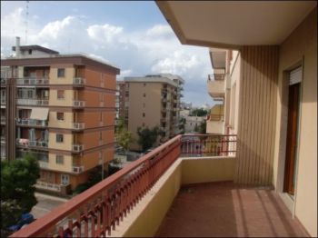 Appartamento con posto auto e balcone