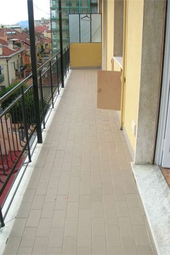 Casa arredata con balcone Loano